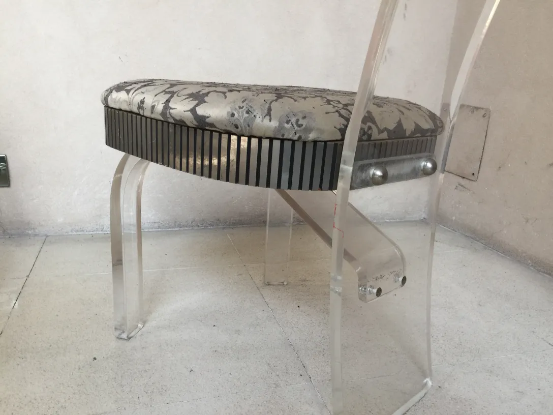 Quatre chaises et deux fauteuils anciens avec des détails uniques dans un environnement élégant.