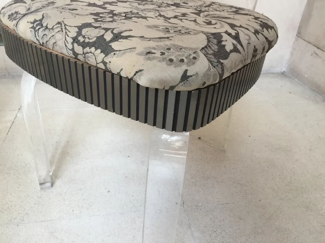 4 sedie antiche e 2 poltrone con design unico in un ambiente accogliente