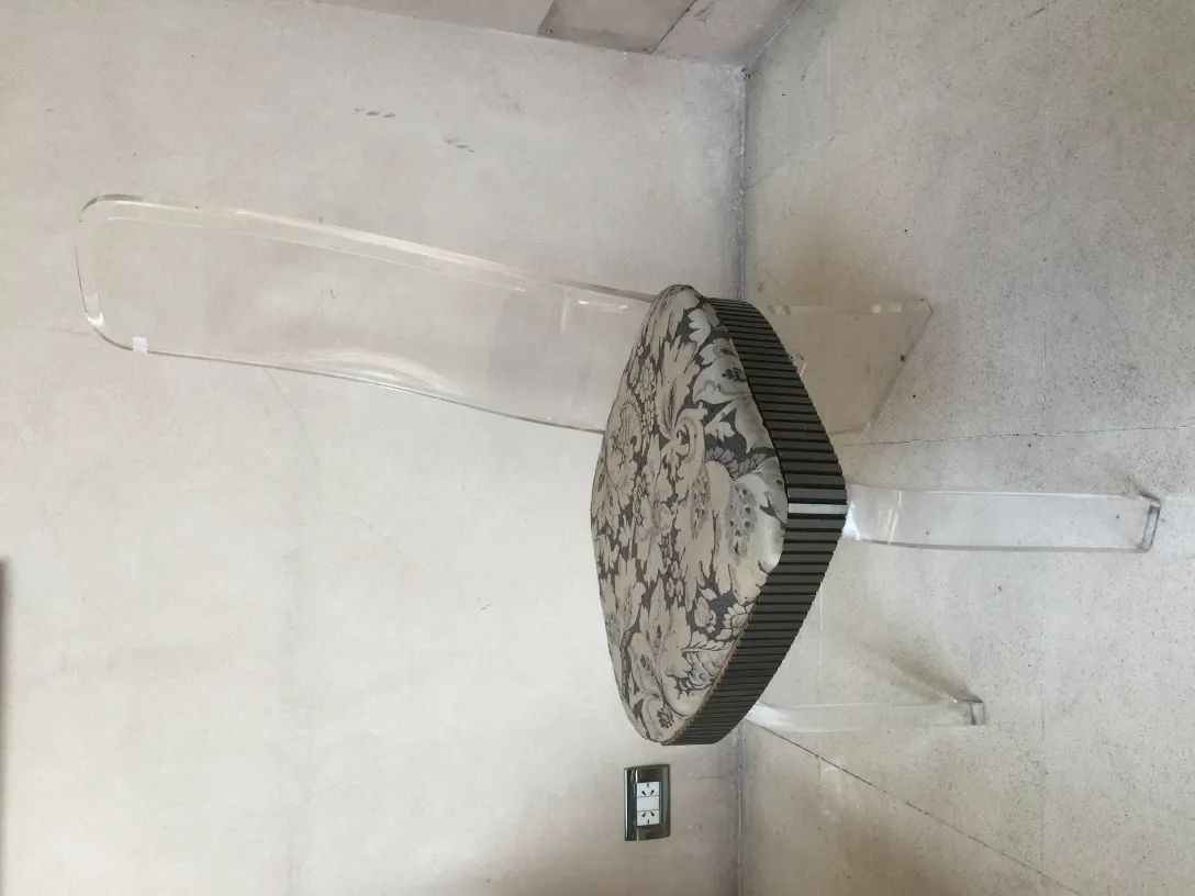 4 sedie e 2 poltrone antiche con sedili decorativi in un ambiente minimalista