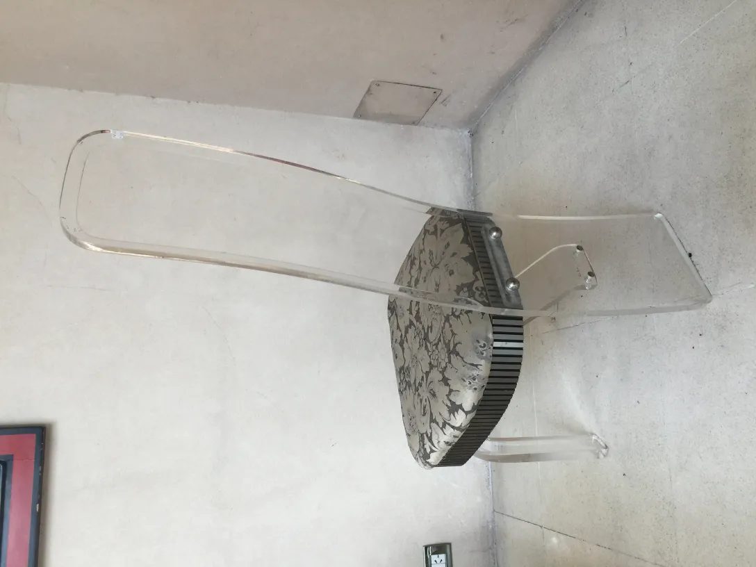 4 antike Stühle und 2 Sessel mit floraler Dekoration auf dem Sitz in einer neutralen Umgebung.