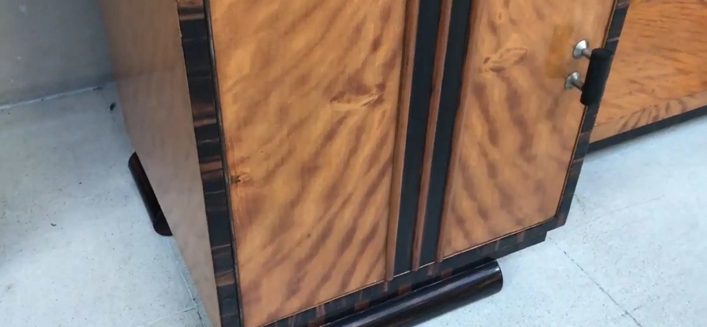 Toeletta antica con finitura elegante e dettagli Art Deco in un ambiente vintage.