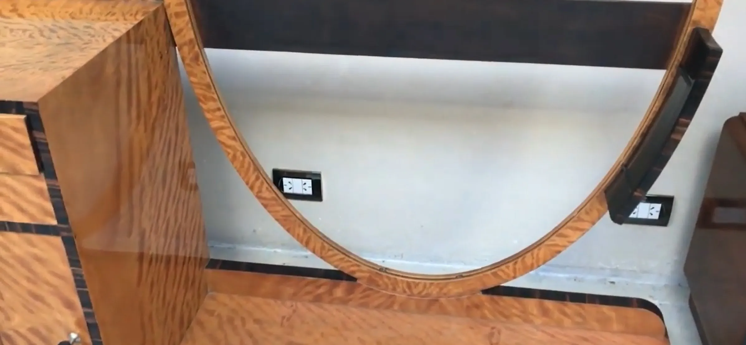 tocador antiguo Art Deco con espejo grande y diseño elegante