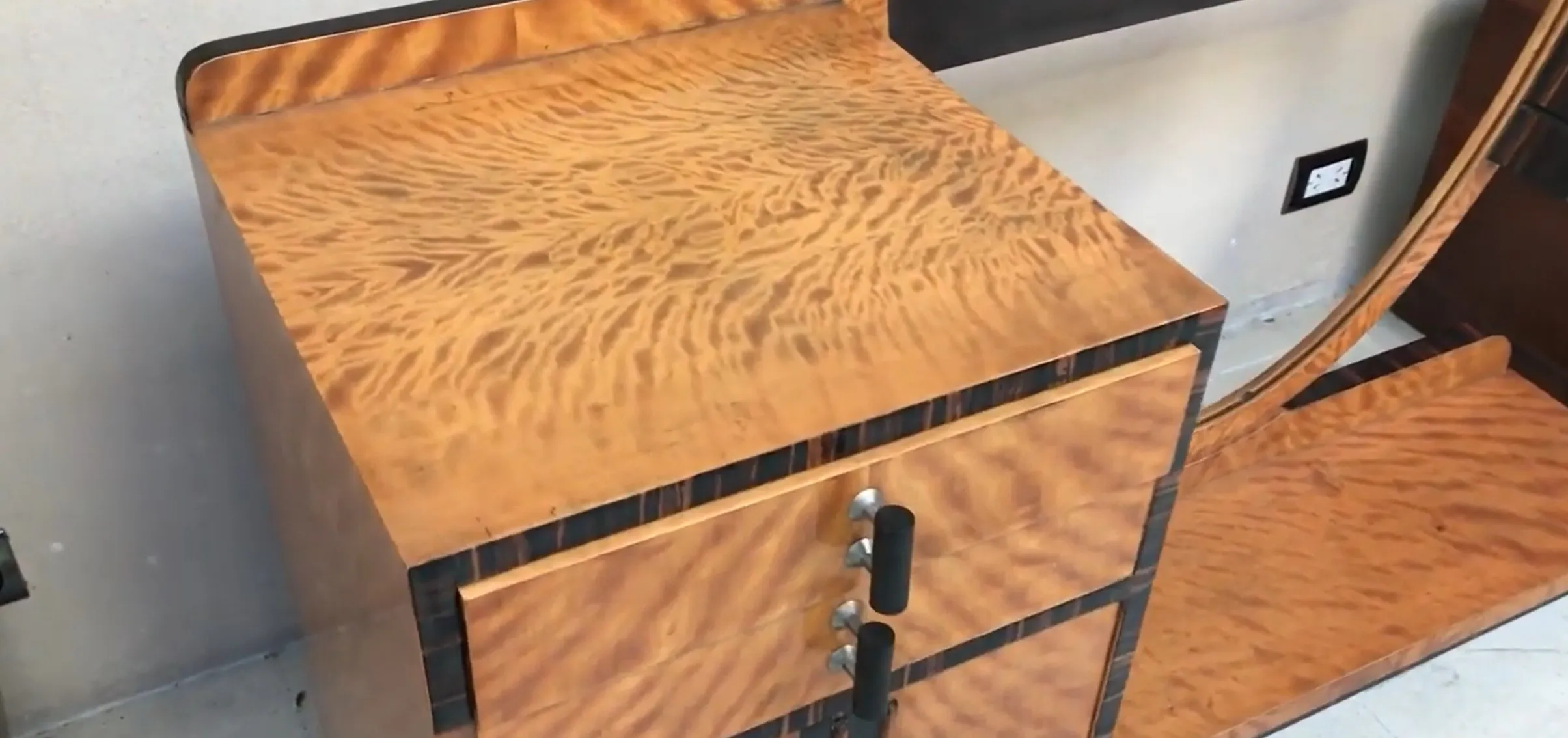 penteadeira antiga com design art deco, aparência elegante