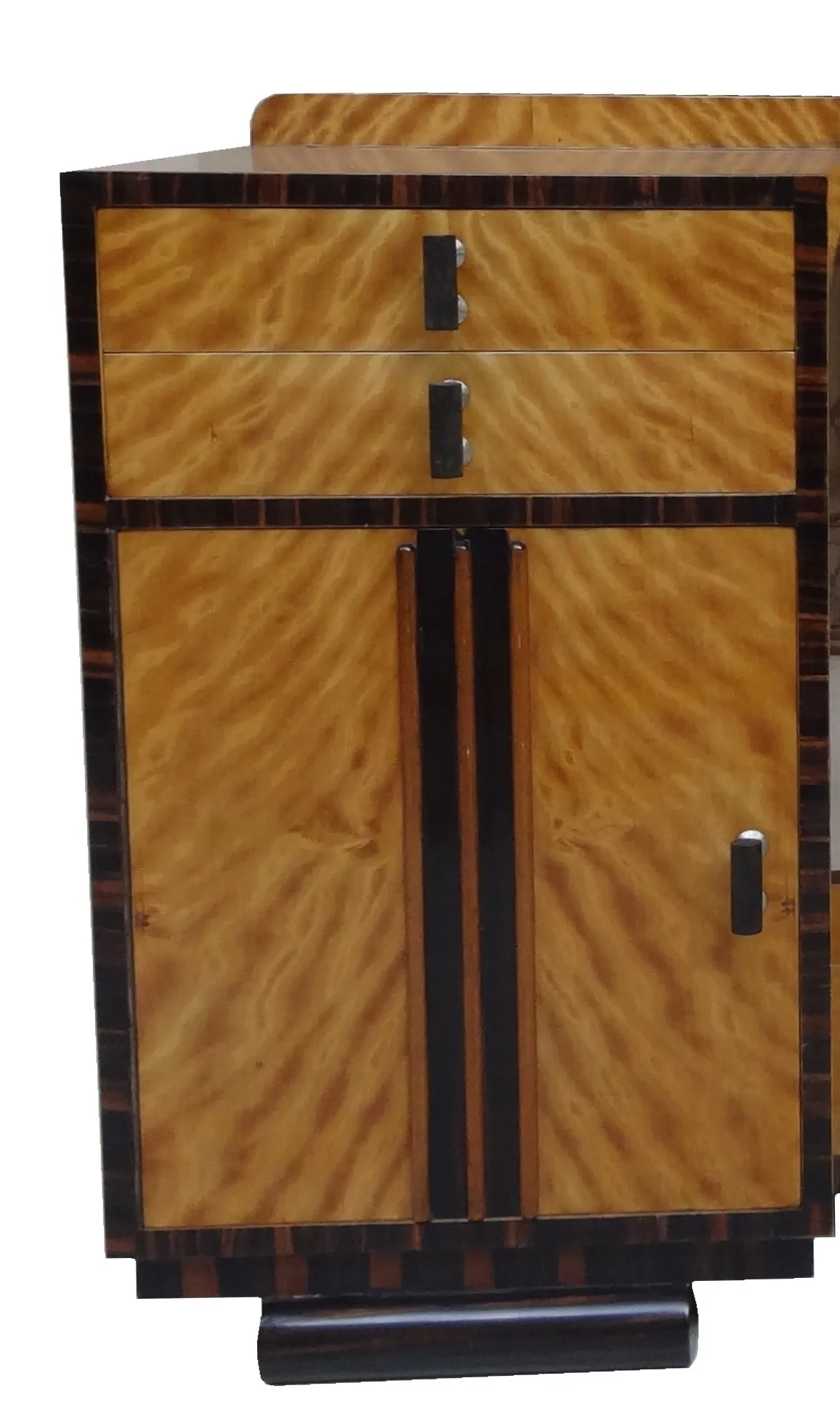 tocador antiguo estilo art deco con detalles oscuros y claros