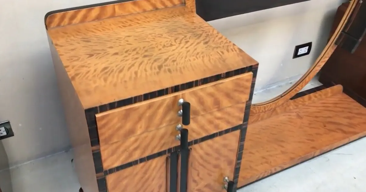 Tocador antiguo art-deco con detalles elegantes y espejos