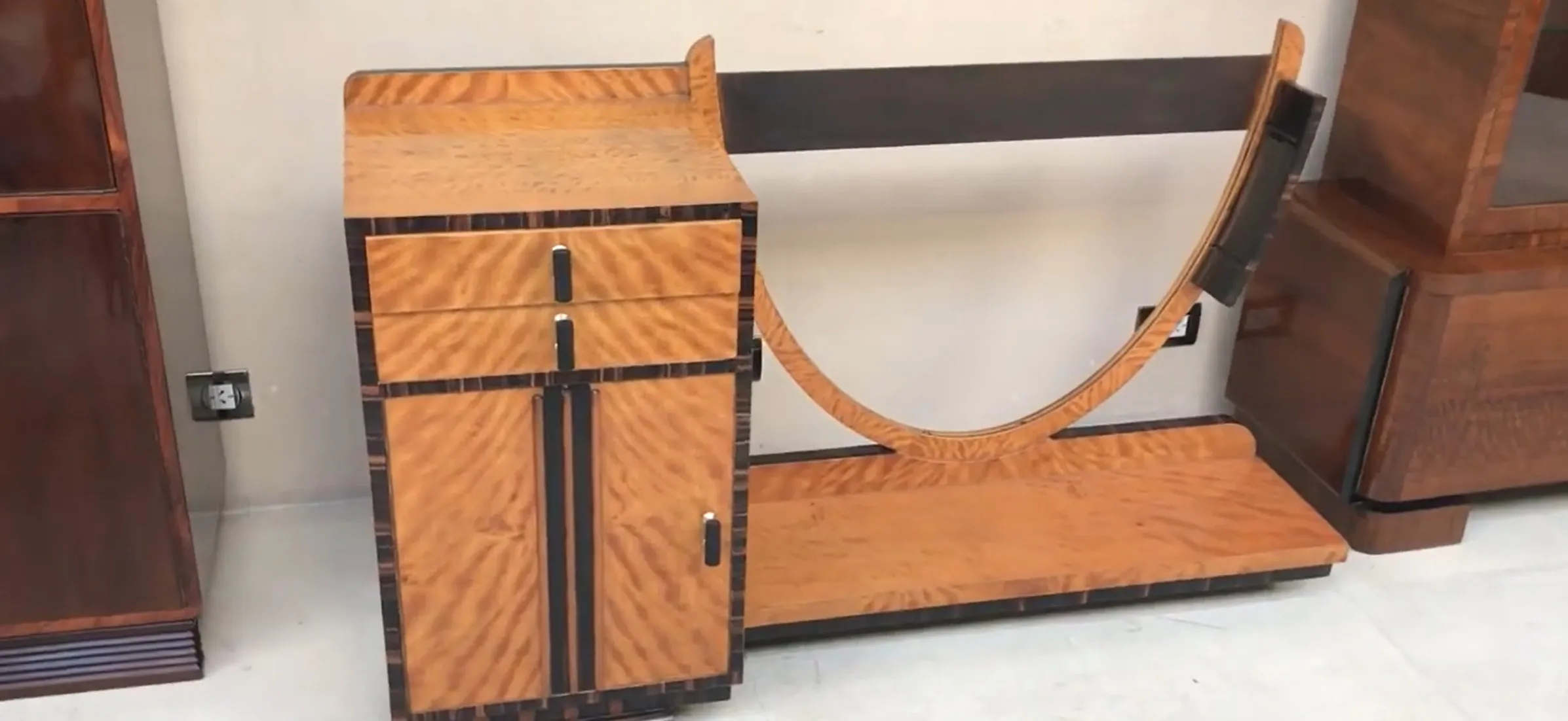 tocador antiguo con detalles en madera, ambiente elegante