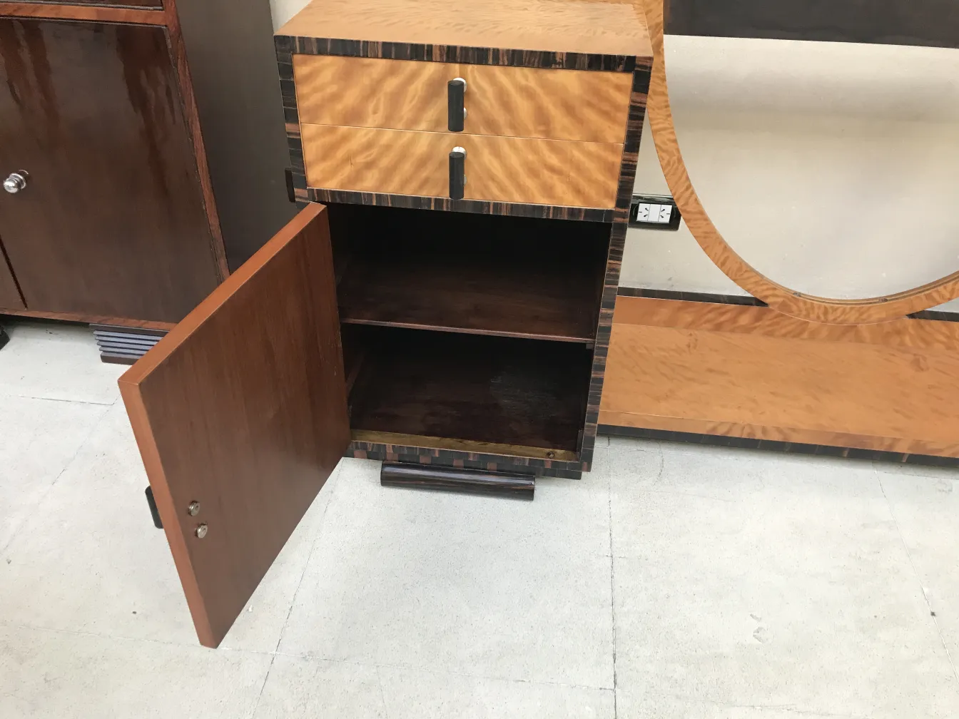 antiker schminktisch im art deco mit zwei schubladen und einem fach