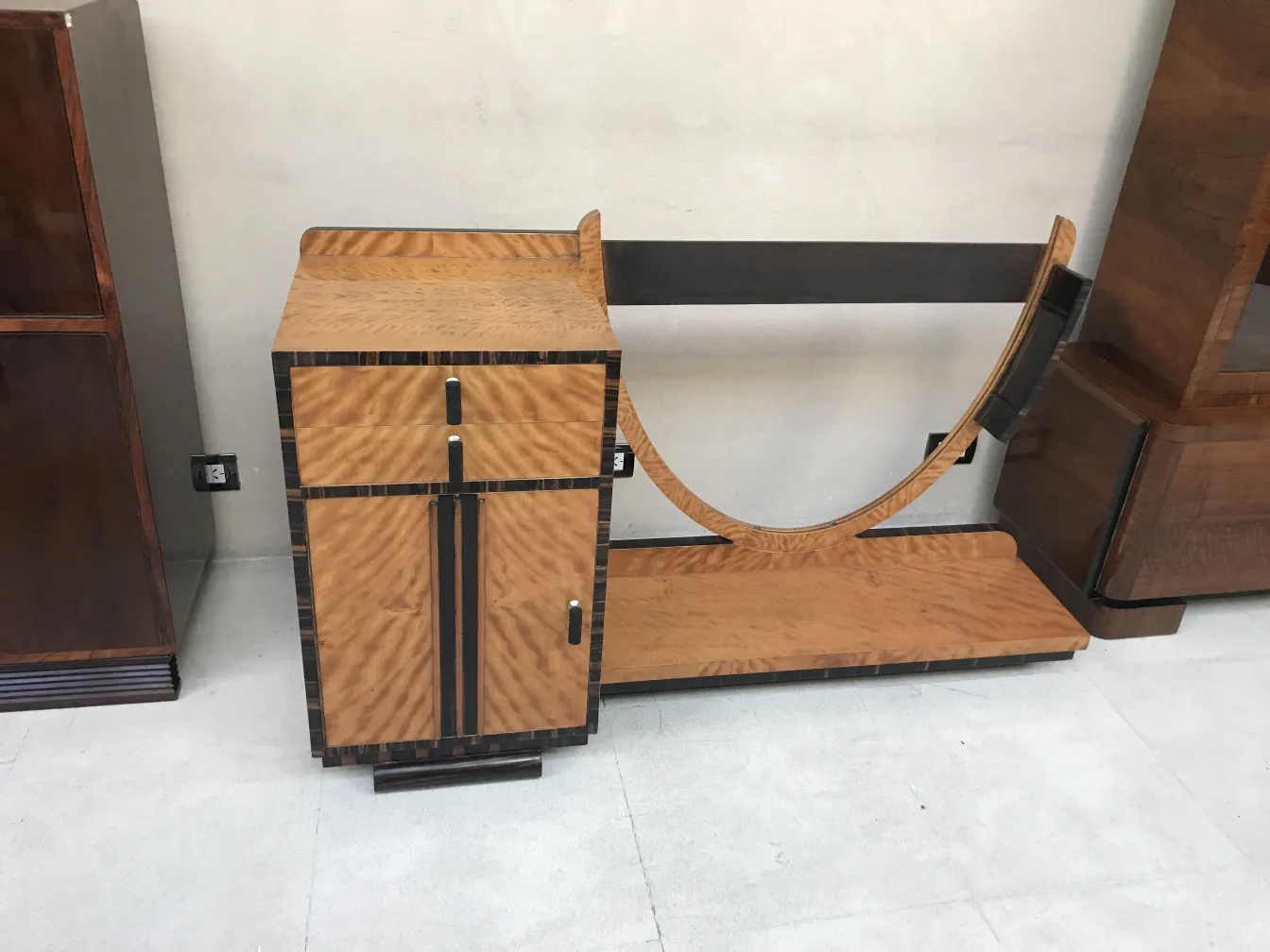 Penteadeira antiga com formas elegantes e detalhes distintos em um ambiente sofisticado.