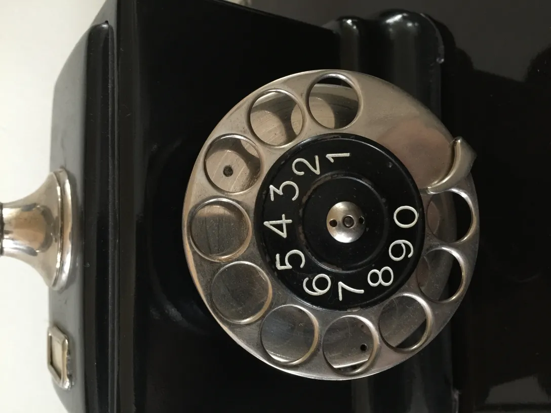 Téléphone ancien avec cadran visible