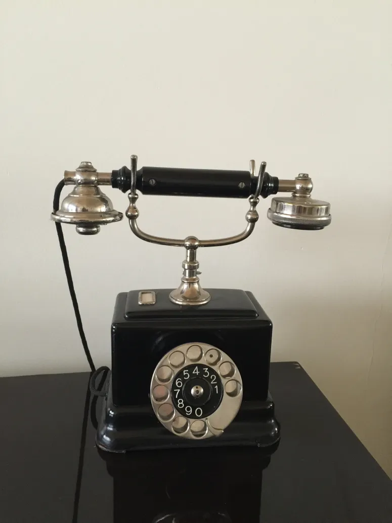 Telefone antigo clássico com design elegante e discagem