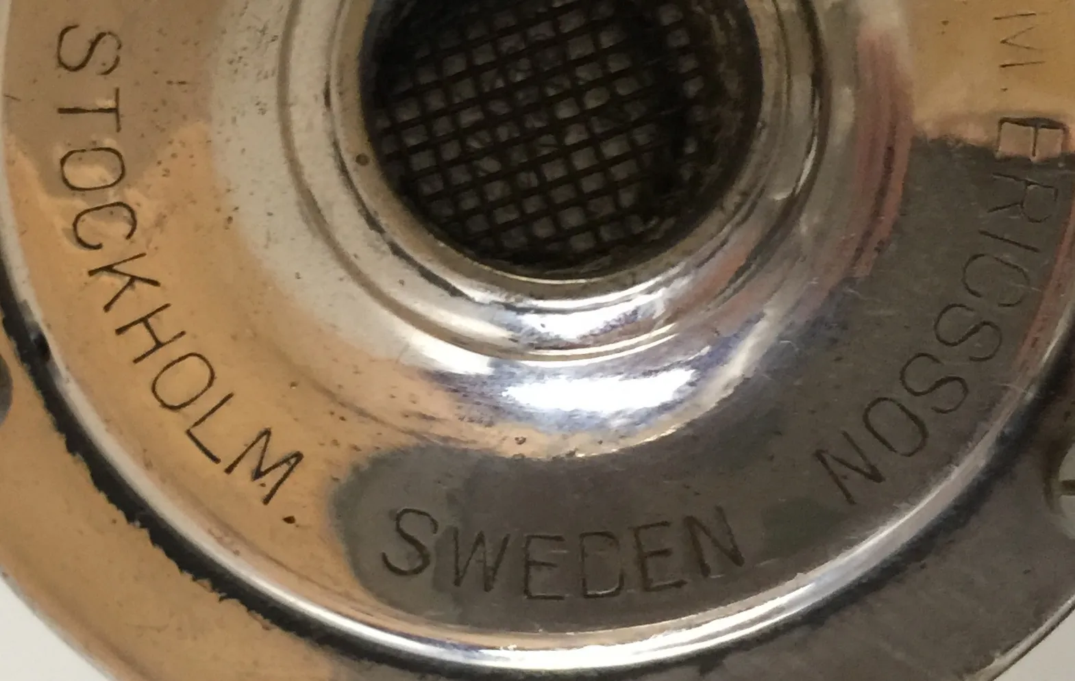 detalhe de um telefone antigo Ericsson com marca