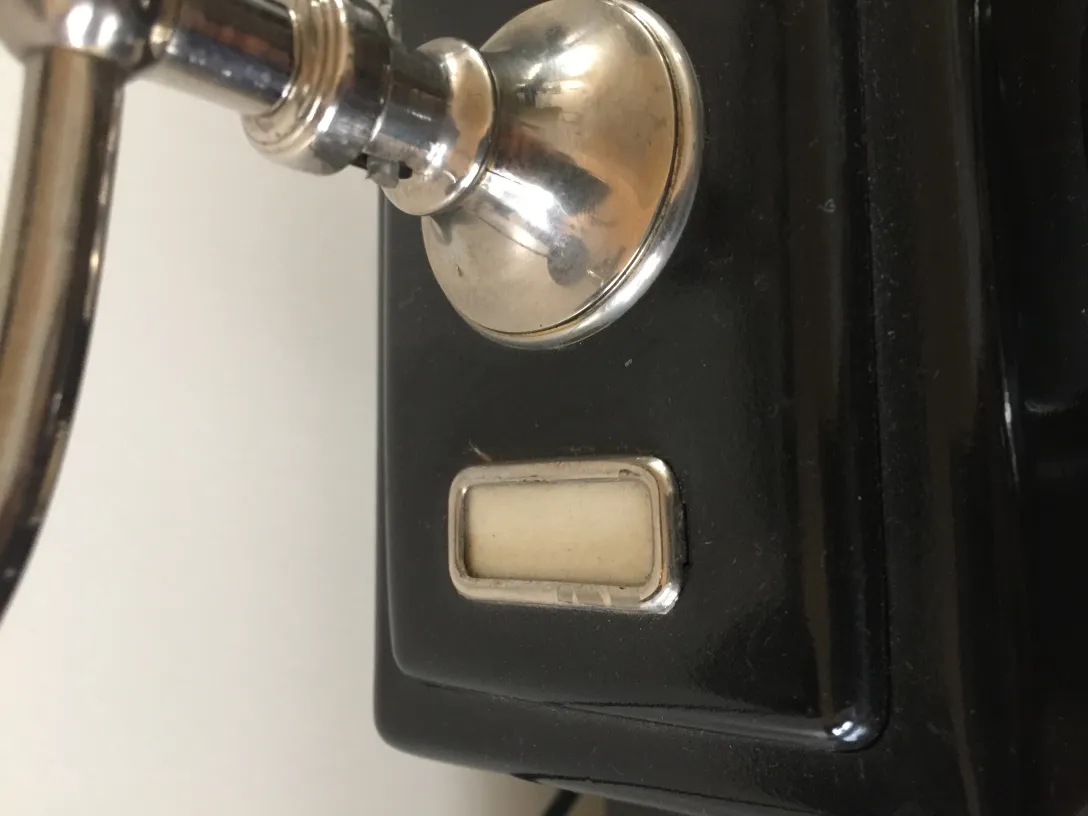 黒い古典的な電話、光沢のあるディテール付き。