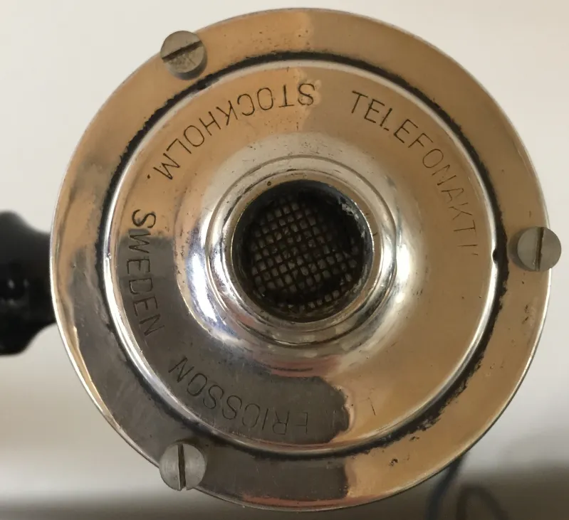 telefone antigo da fricsson com detalhes em metal