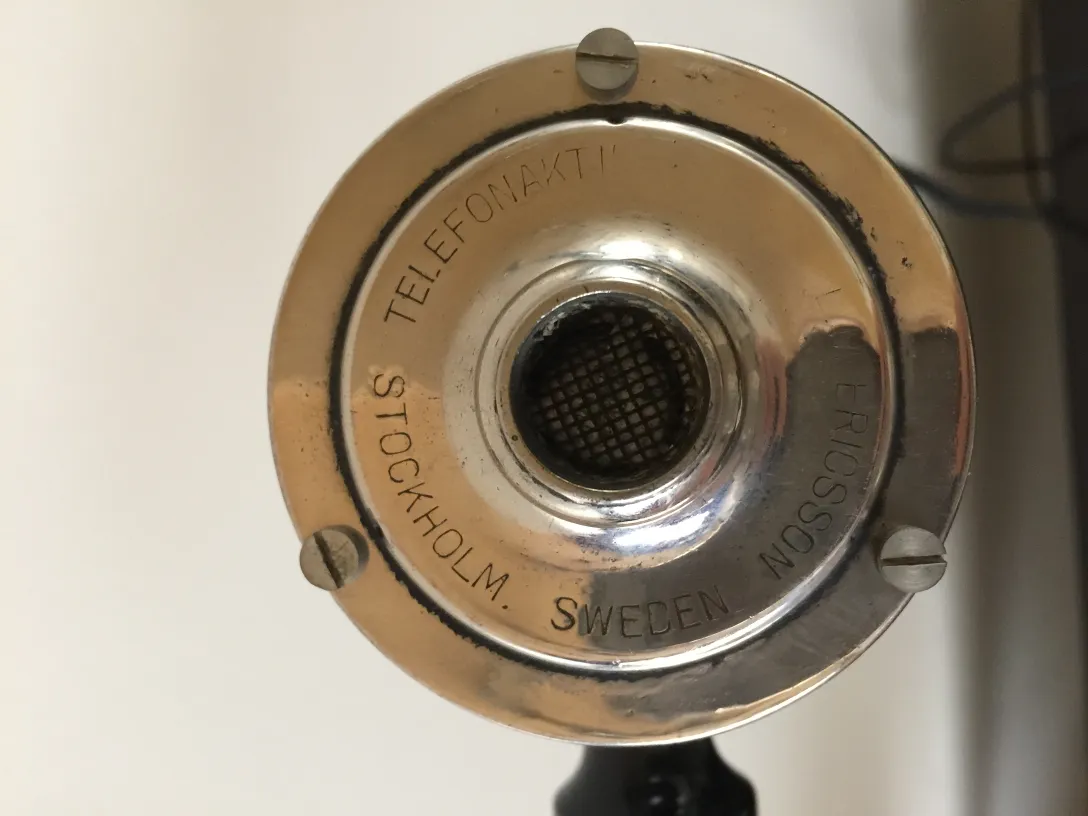 Telefono antico Ericsson con dettagli sulla parte superiore.