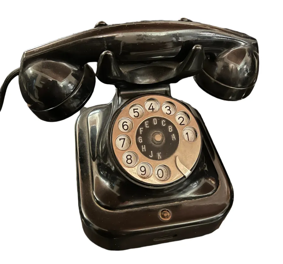 Antikes klassisches Telefon mit Rundscheibe.