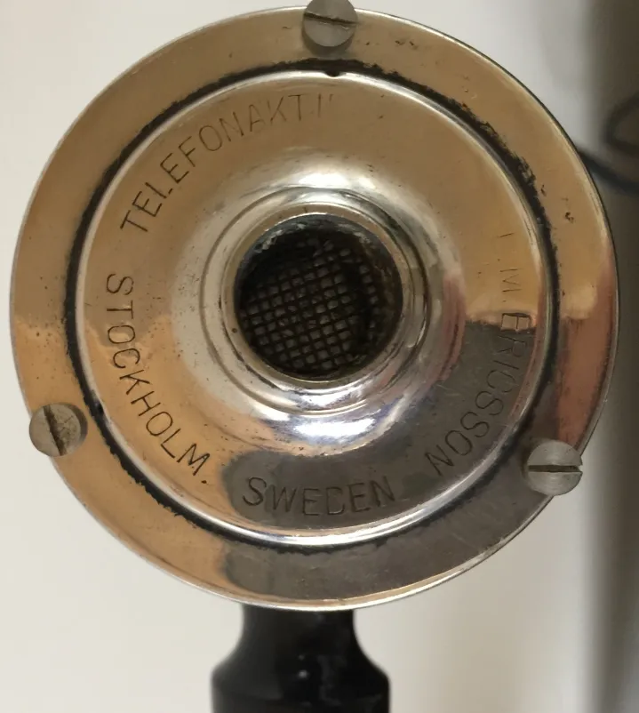 Vista de un teléfono antiguo de Estocolmo con detalles metálicos.