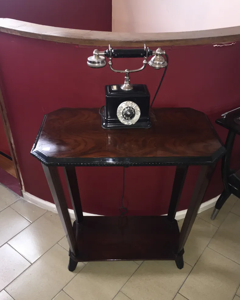 Telefone antigo clássico em uma mesa com detalhes brilhantes