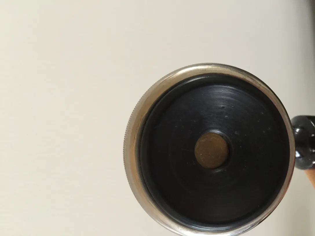 古い電話の底面のビュー、丸いベース、詳細が見える。