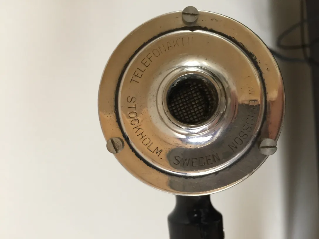 Vue de dessus d'un téléphone ancien, design classique avec détails raffinés.