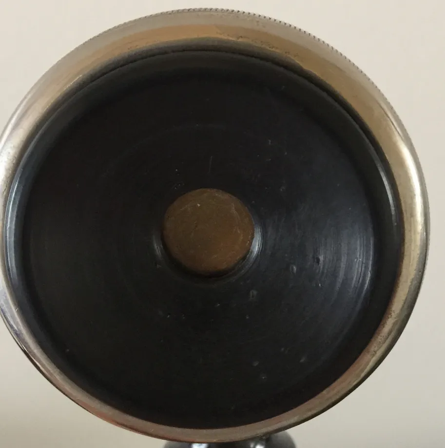 vue par-dessus d'un téléphone ancien avec une base ronde et bouton central