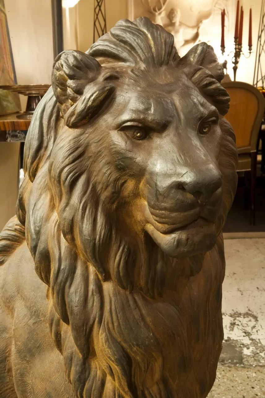 Sculpture de deux lions anciens avec détails faciaux