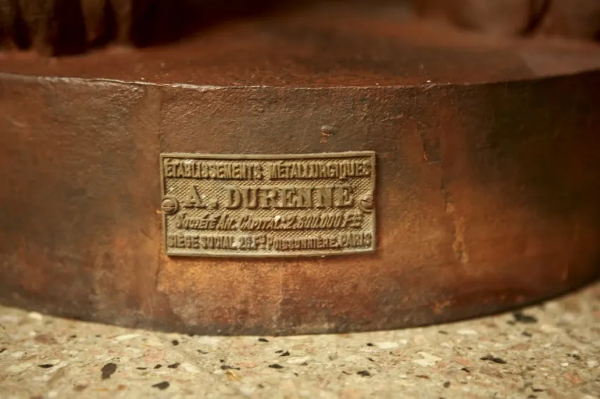 تحفة تعرض ٢ أسود، موقعة من قبل A. Durenne، على خلفية محايدة.