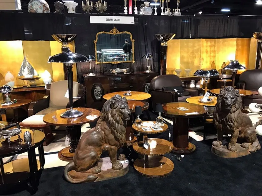 esculturas de 2 leones a. durenne en una exhibición de antigüedades