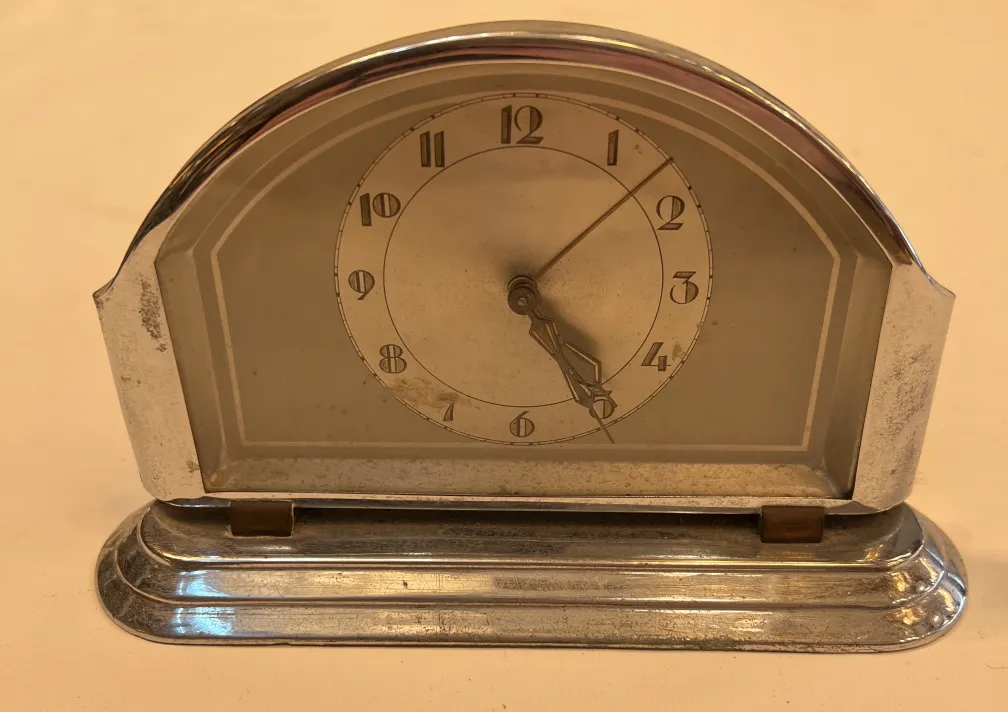 Orologio da tavolo antico con numeri classici