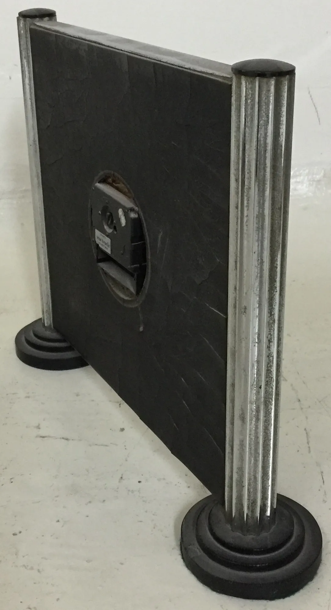 reloj de mesa antiguo con diseño sencillo y patas