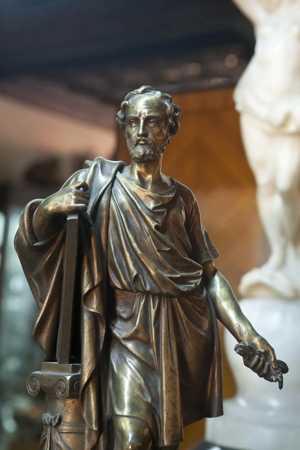 कलात्मक विवरण के साथ प्राचीन सजावटी घड़ी