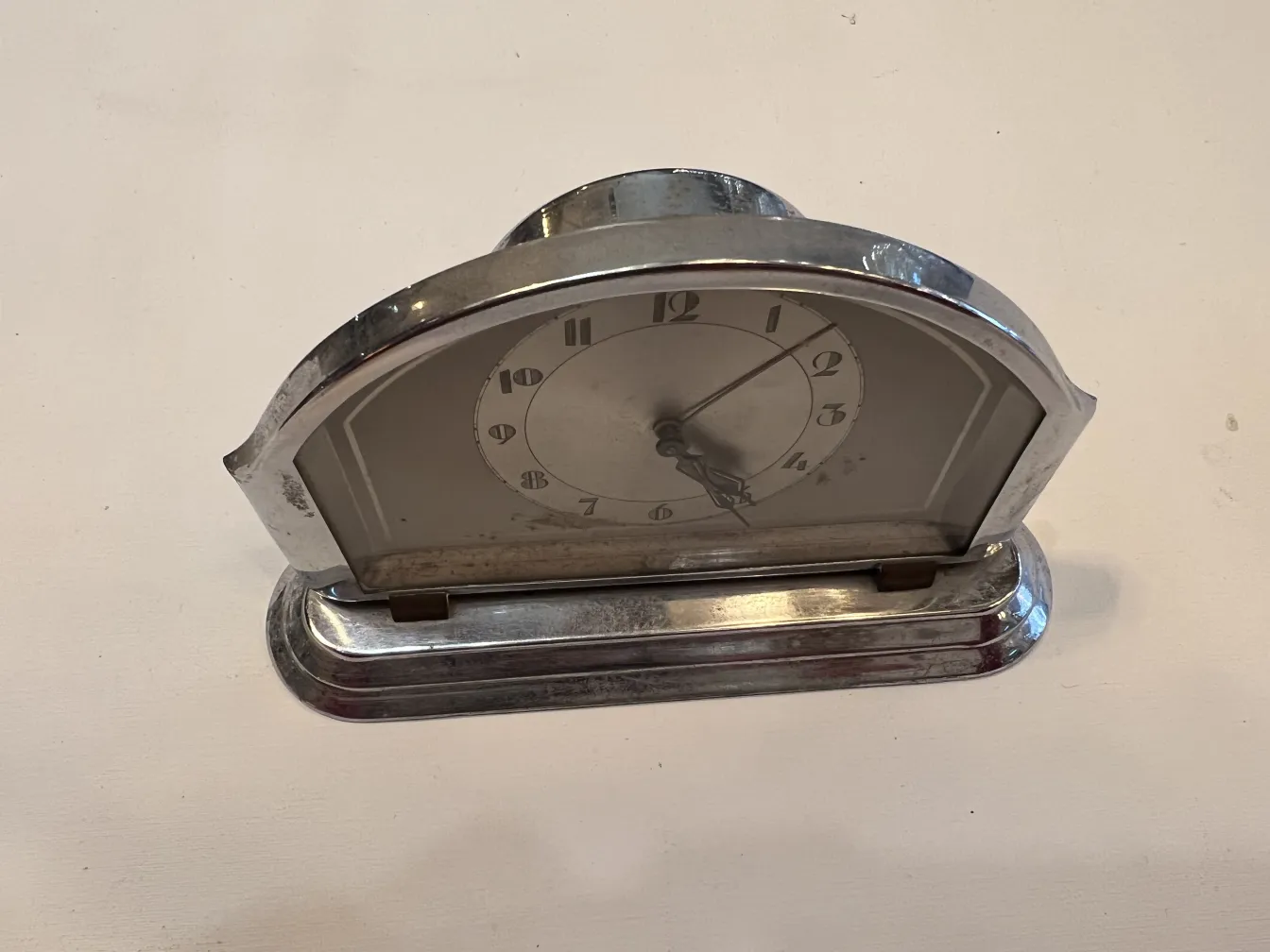 orologio antico con quadrante bianco e numeri prominenti