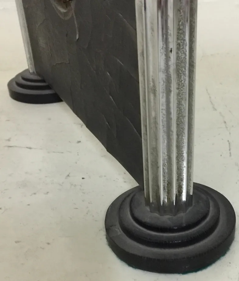 Antike Tischuhr mit runder Basis und Fußdetails