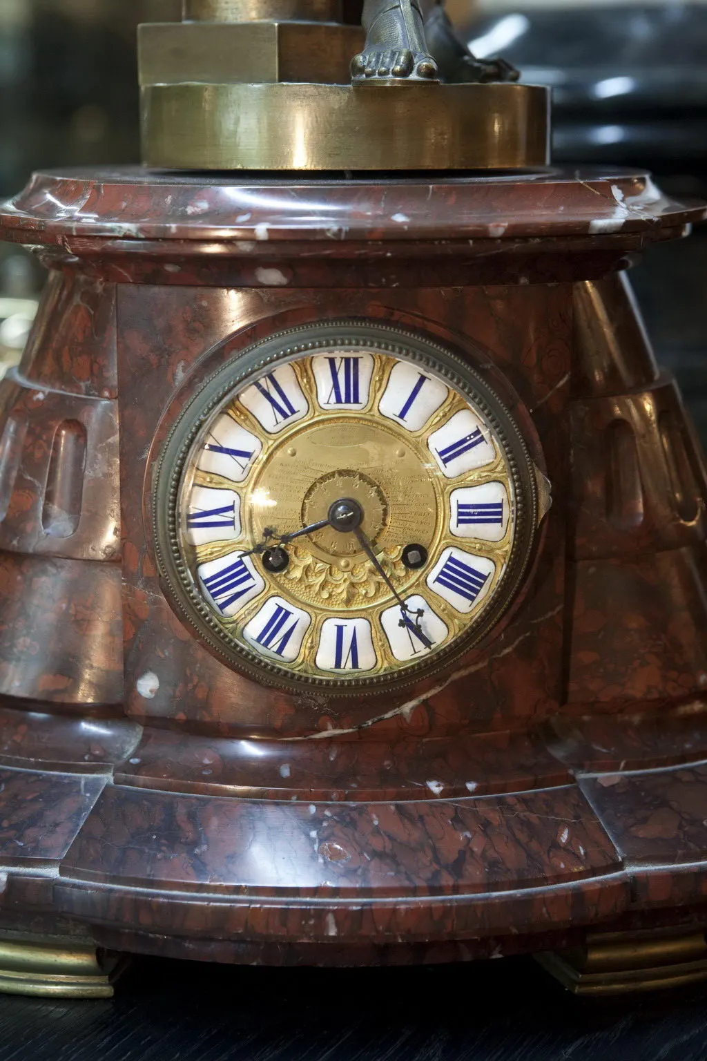 orologio antico con quadrante dorato e numeri romani