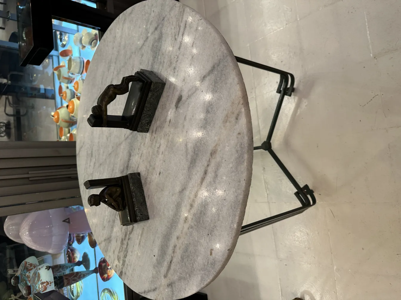 Fermalibri antichi con design unico. Ambiente da collezione.