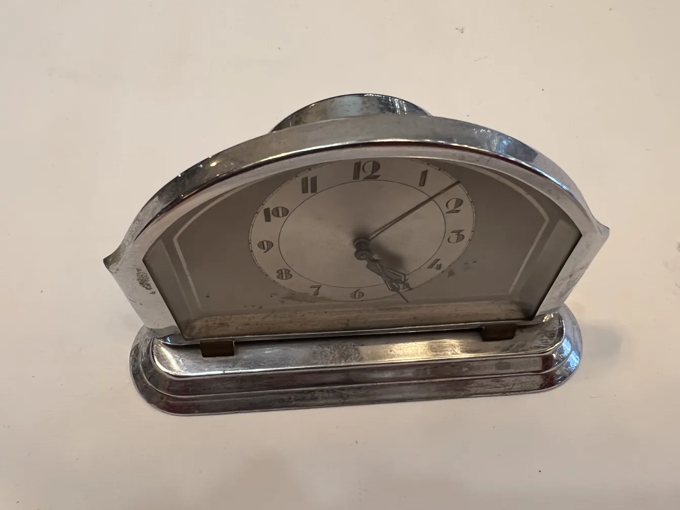 horloge de table antique avec un design classique, marqueurs d'heure et aiguilles visibles