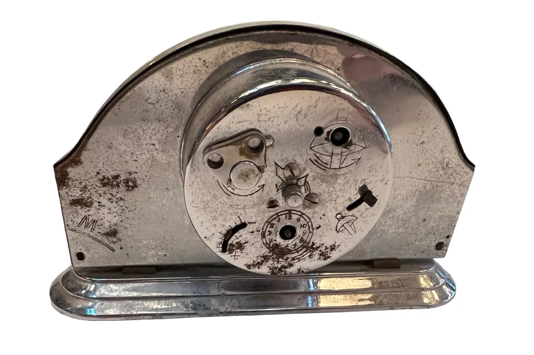 orologio antico con design distintivo e segni visibili