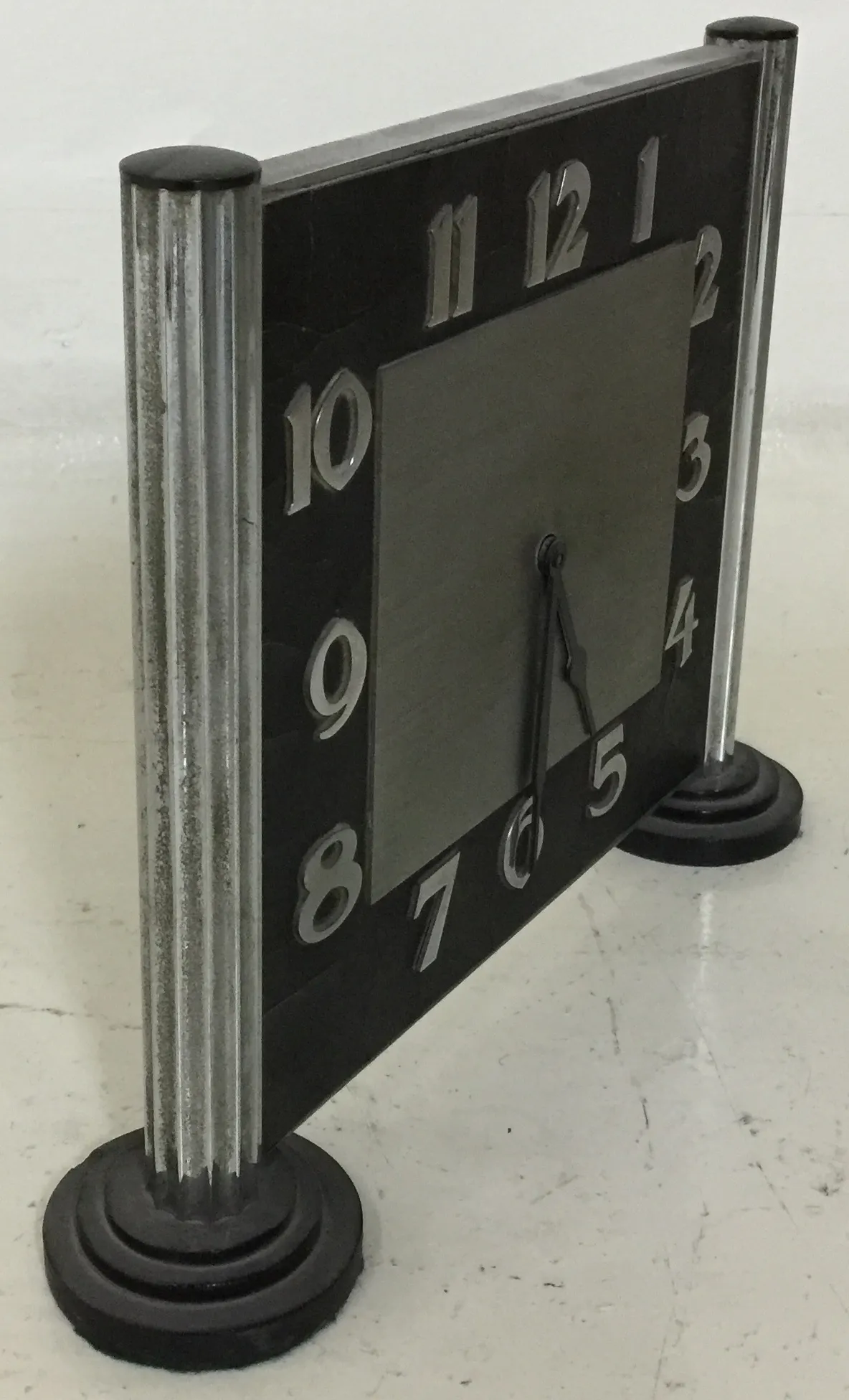 horloge antique avec des chiffres classiques sur fond sombre