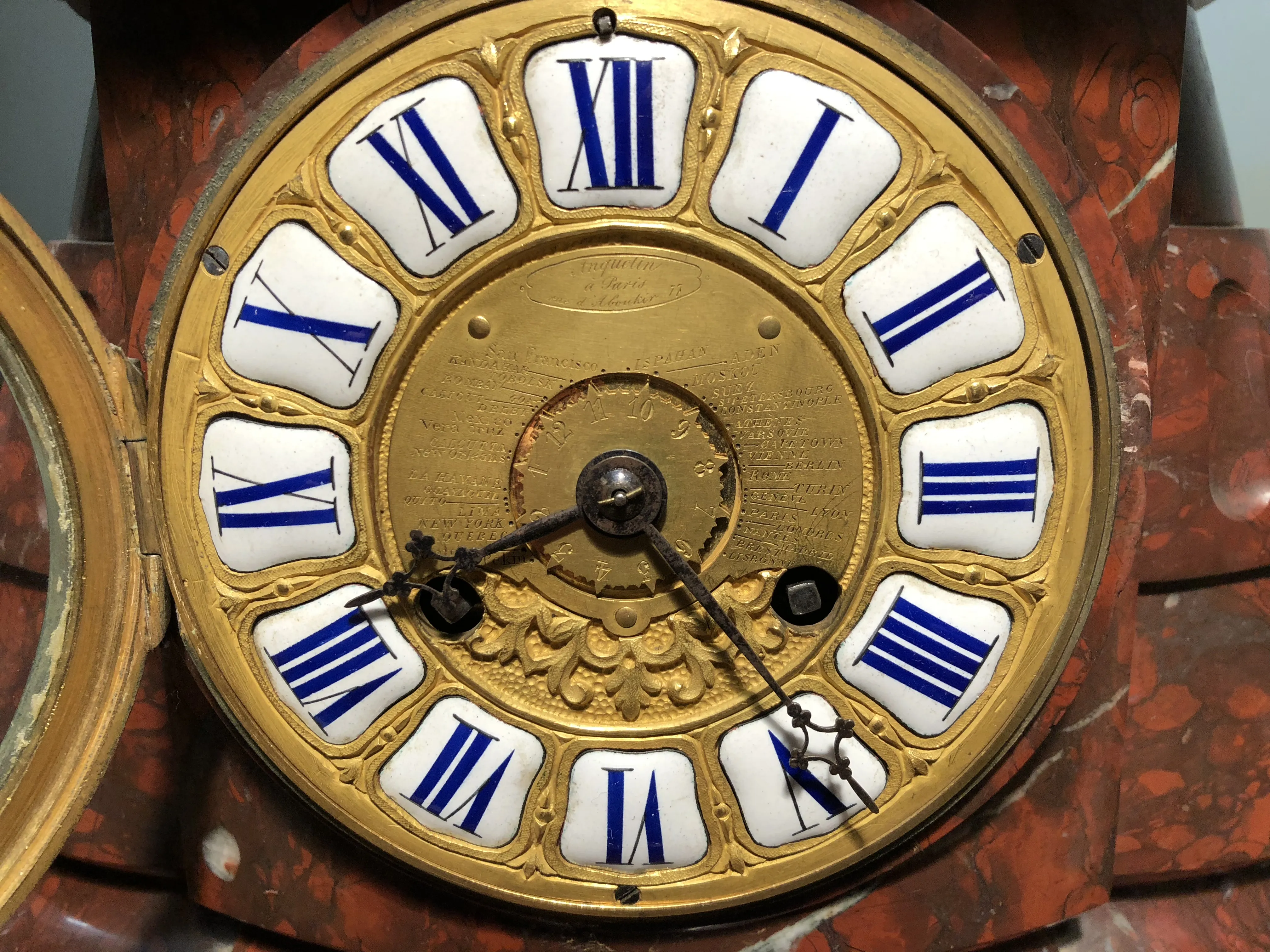 orologio da tavolo antico con numeri romani decorativi su uno sfondo dettagliato