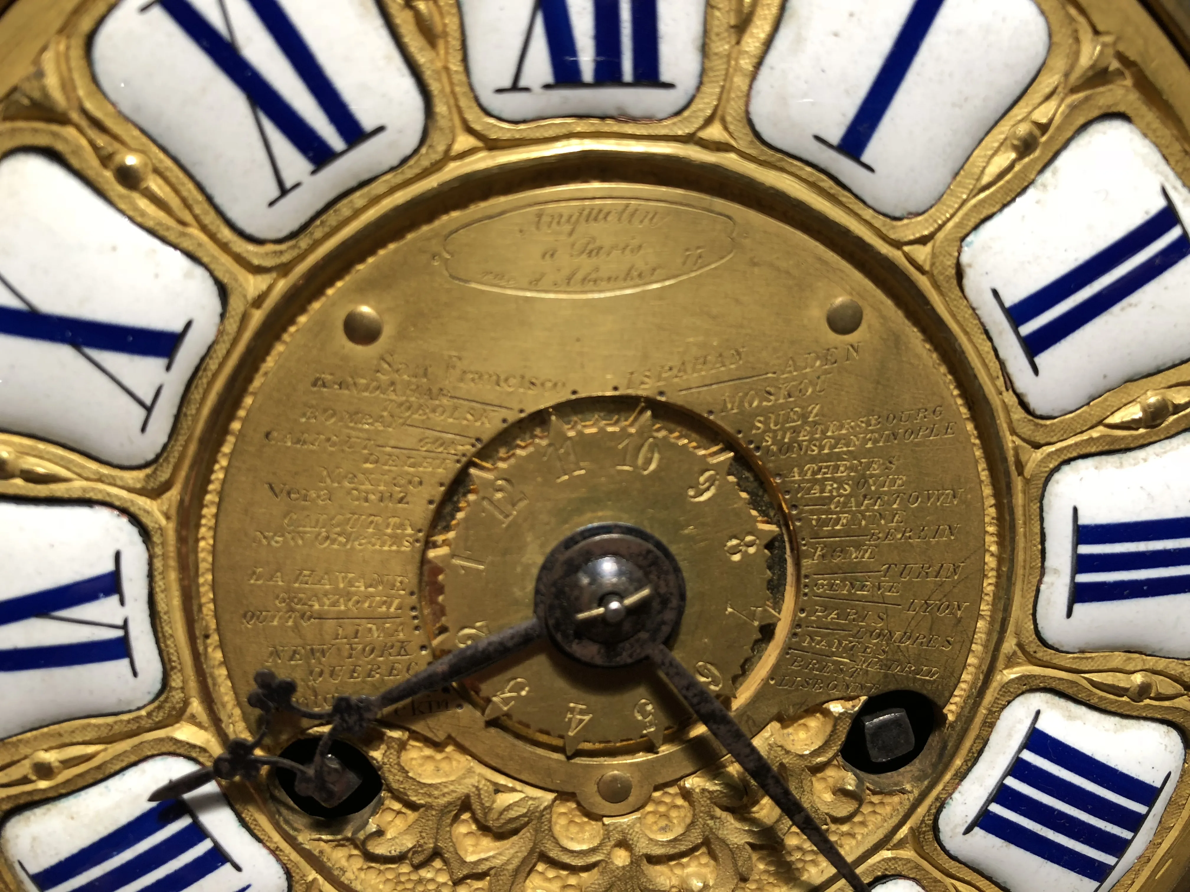 orologio da tavolo antico con quadrante dorato e numeri romani blu