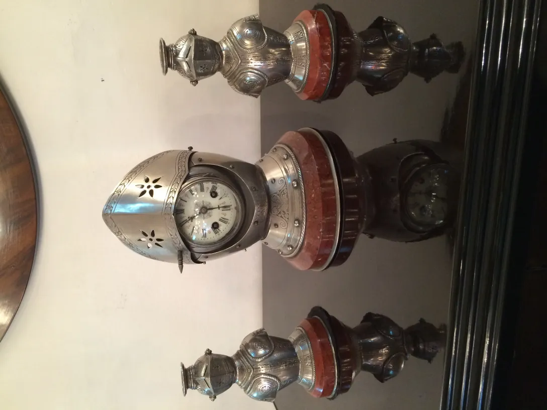 horloge ancienne avec des candelabres sur une base décorative