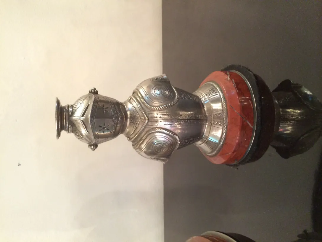 장식적인 촛대와 함께 있는 고급 가르니튀르 시계.