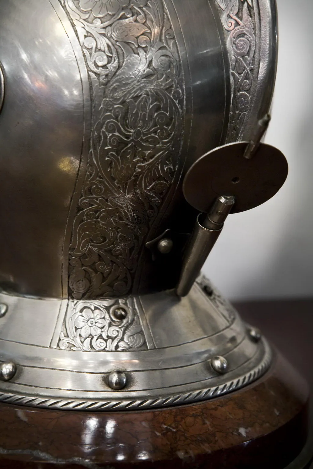 Garniture antigua con reloj y 2 candelabros decorativos.