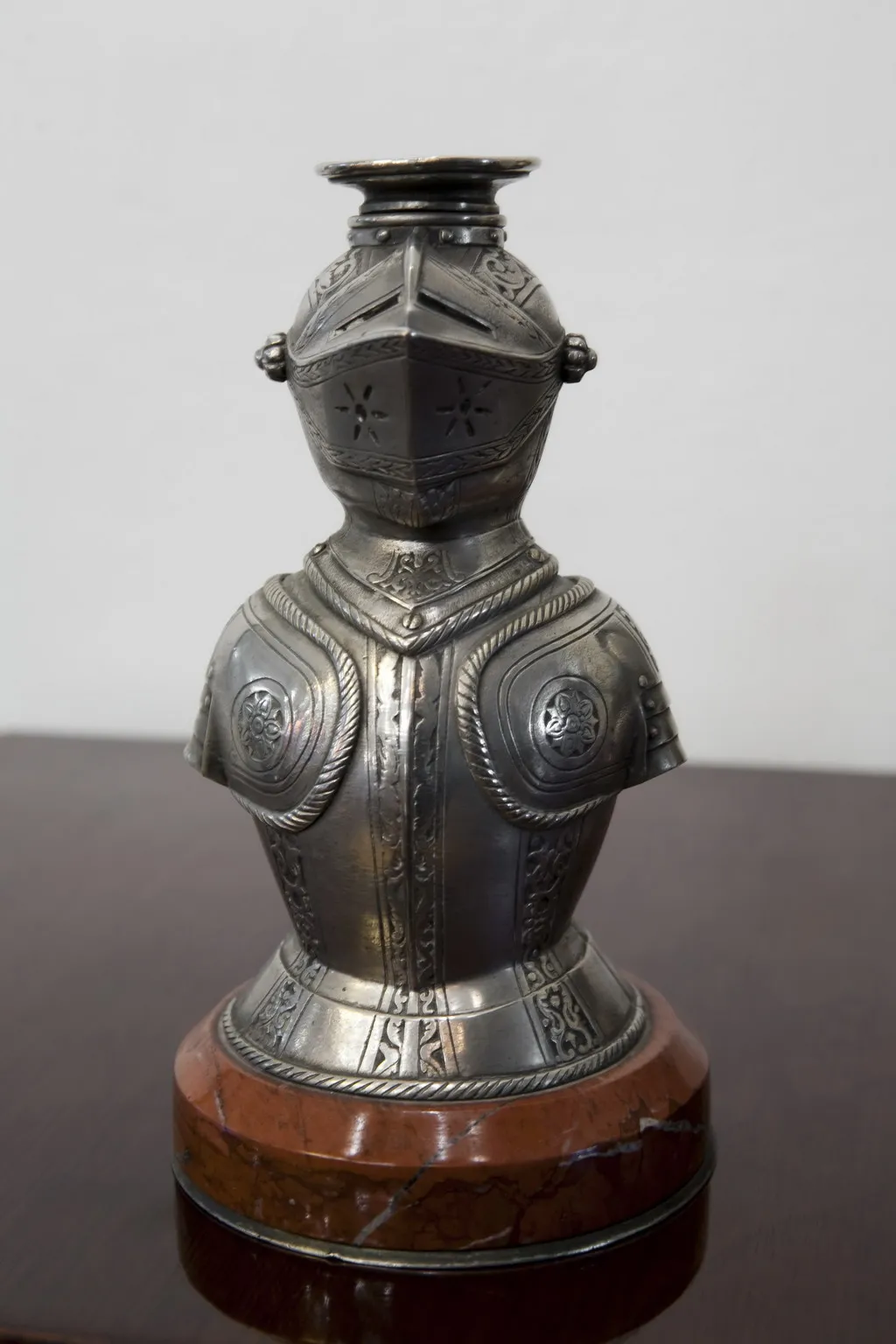 古董钟与烛台的优雅环境