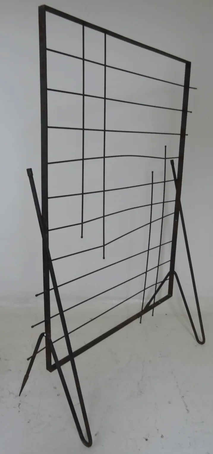 Paravent ancien avec design décoratif sur fond blanc