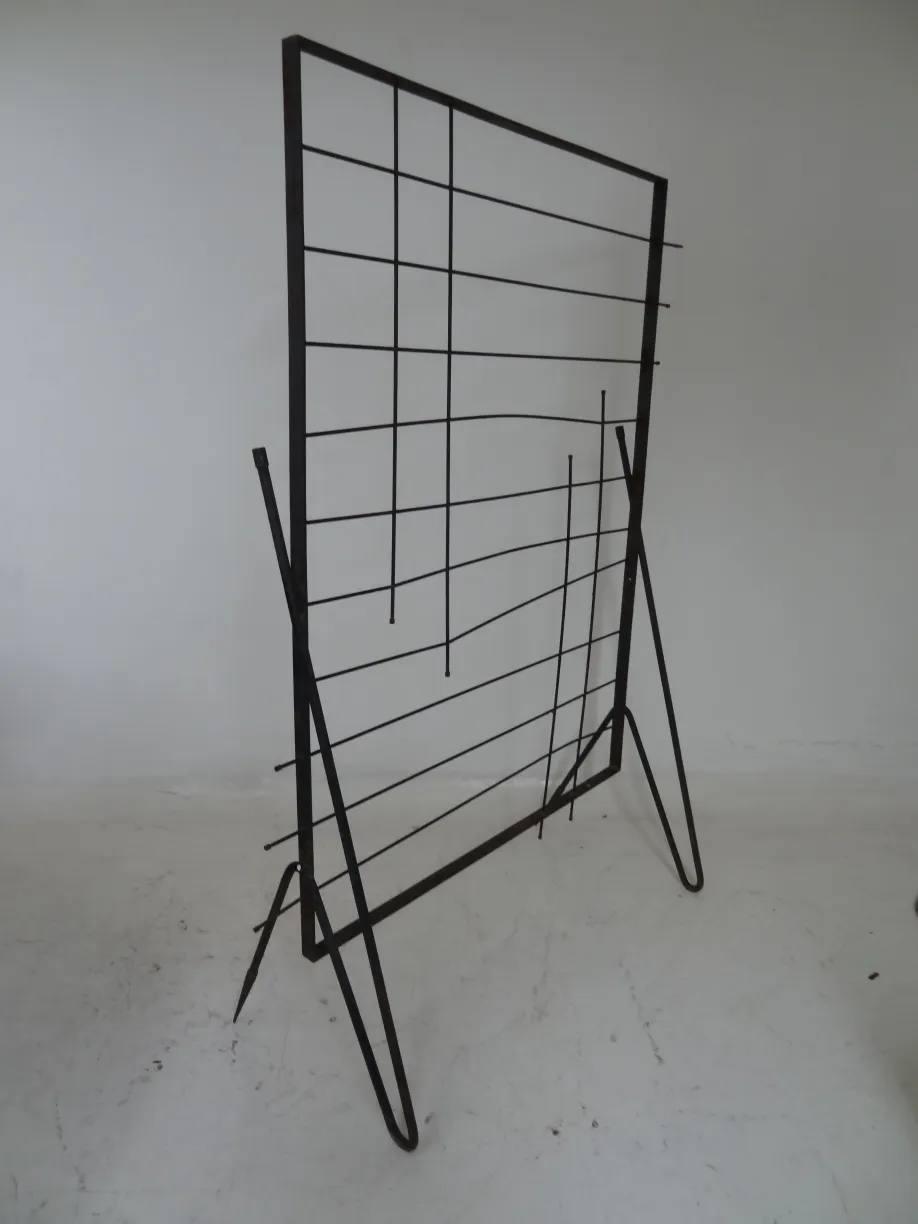 paravento antico con design a griglia in uno spazio minimalista