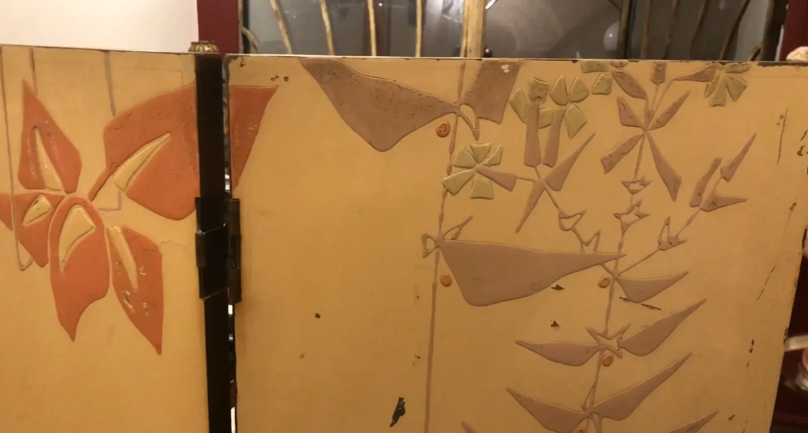 antiker paravent mit farbenfrohen blumenmotiven