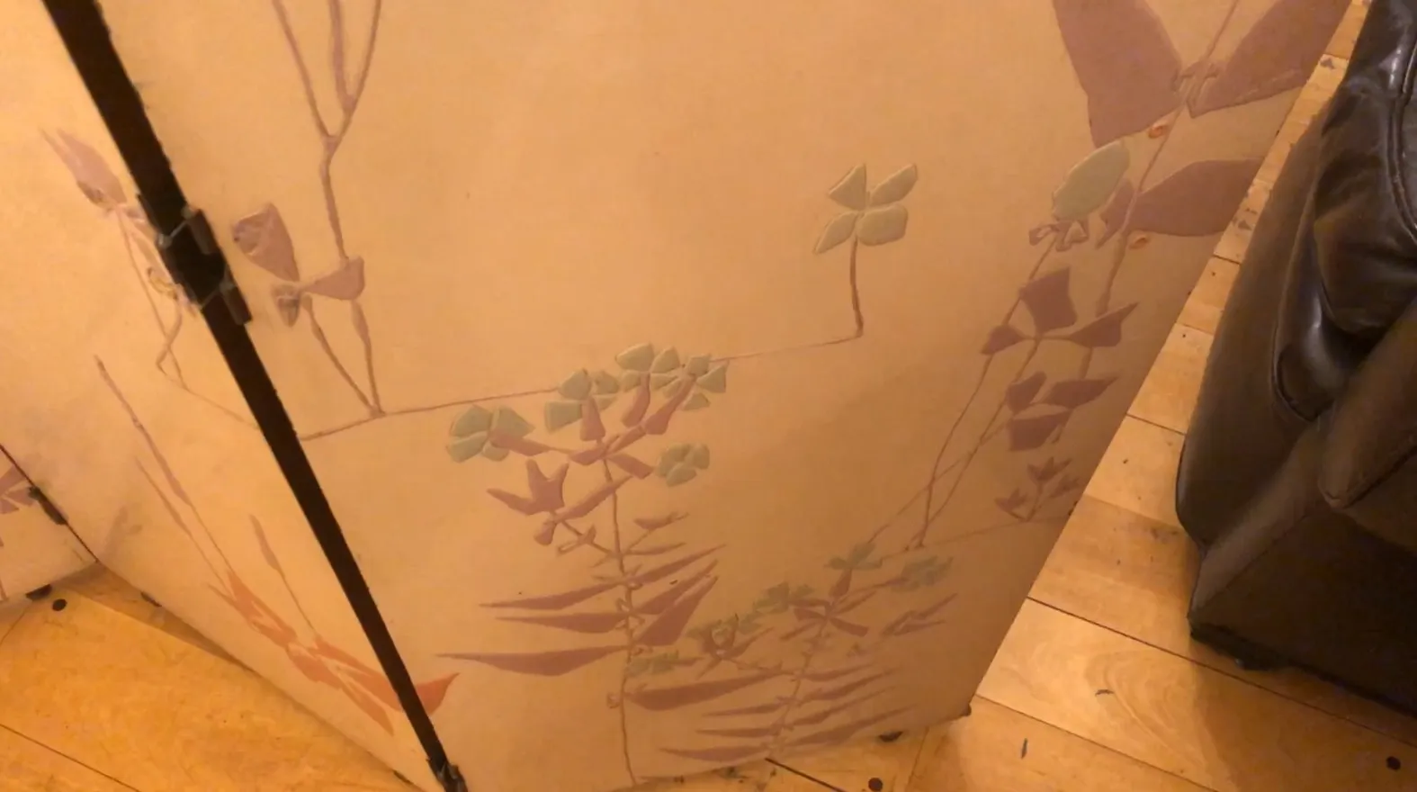 antiker paravent mit botanischem design in einer gemütlichen umgebung