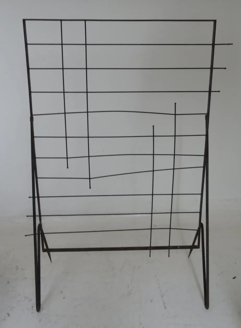 Biombo antigo com estrutura decorativa, elegante e estilizada.