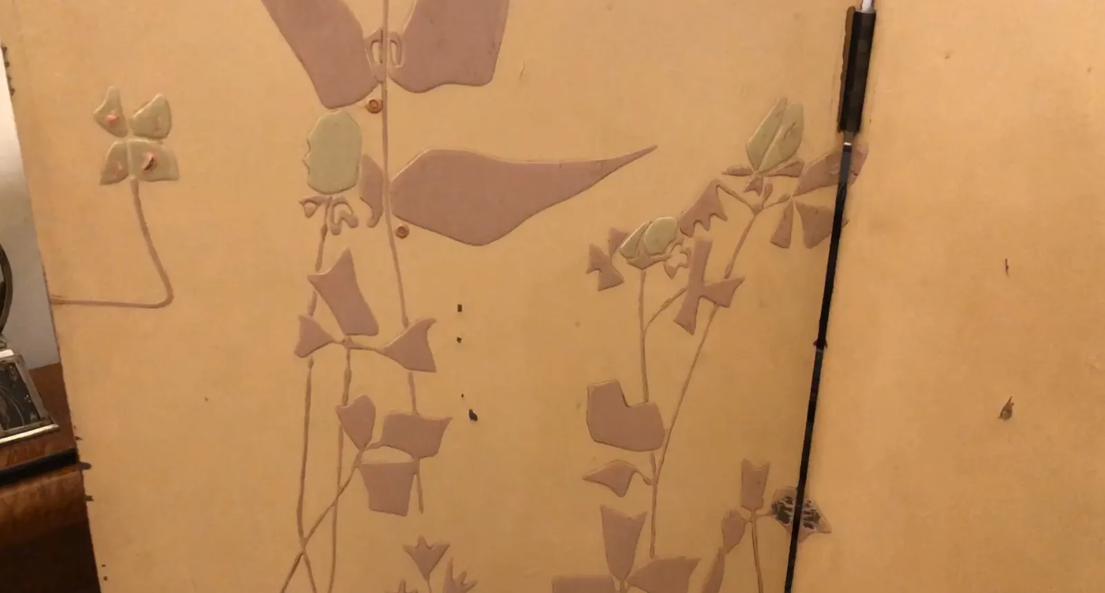 明るい背景に花模様の古い屏風，ビンテージ美学