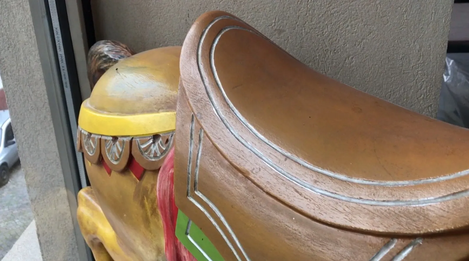 Una antigua decoración de llama con detalles coloridos y curvos.